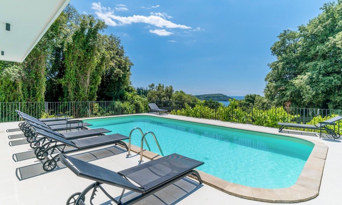Molunat House | Beautiful home in Molunat with kitchen