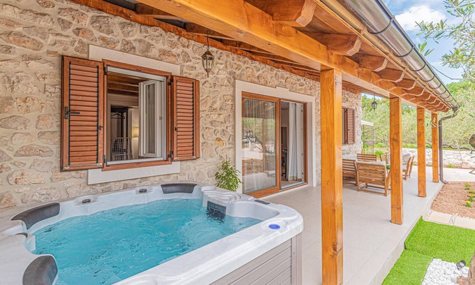 Sibenik House | Beautiful home in Sibenik with kitchen