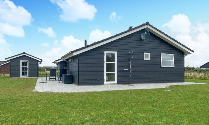Skaven Strand House | Beautiful home in Tarm with WiFi