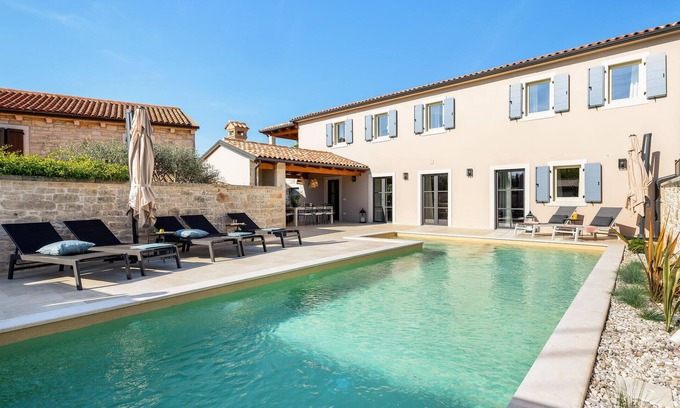 Tinjan House | Beautiful home in Tinjan