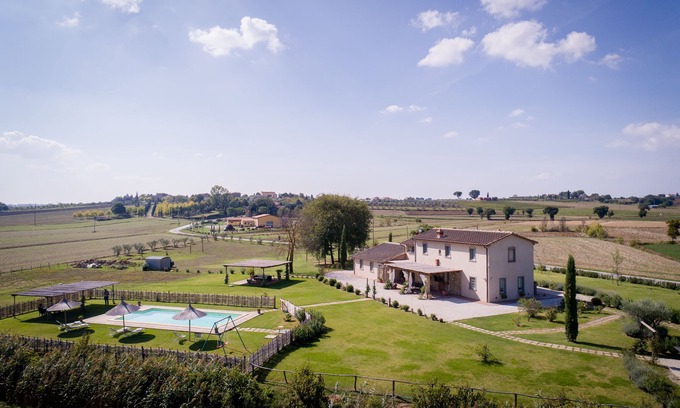 Cortona Villa | Beautiful house in the Tuscan countryside with private pool and garden.