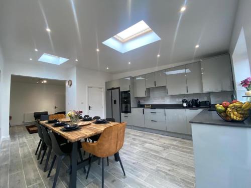 Eastbrook House | Beautiful House Sleeps 10 Guests, London, Near Eastbrook Film studios, Great Value for Families and Groups