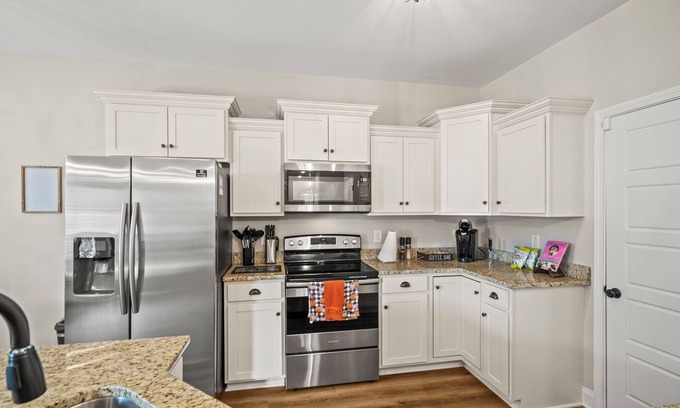 Springfield House | Beautiful house that sleeps 10! 35 minutes to Nashville or BNA airport.