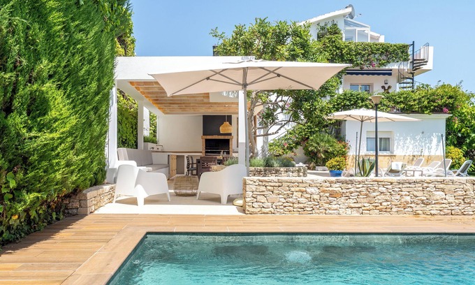 El Vendrell House | Beautiful house with large garden and pool - ideal for families and groups!