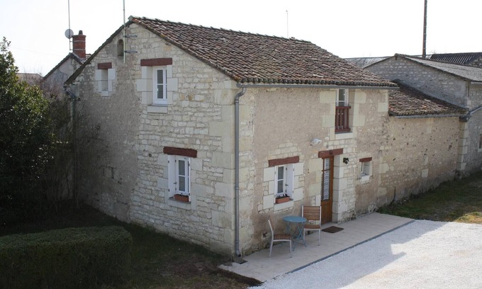 Ouzilly House | Beautiful house with swimming pool, 15mn from Futuroscope, sleeps 4