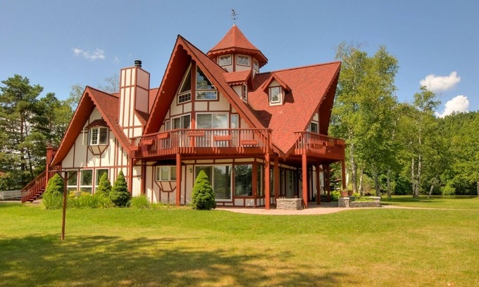 Mecosta Cottage | Beautiful Lake House On Large Private Peninsula