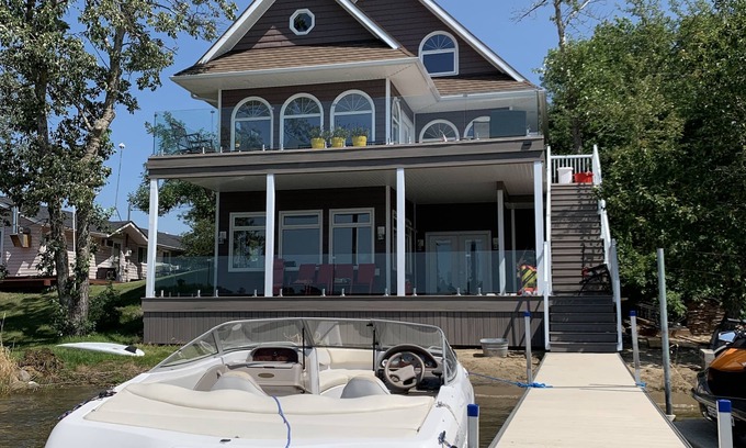 Manitoba Cabin | Beautiful Lakefront Luxury Home at Lake Metigoshe, Canada