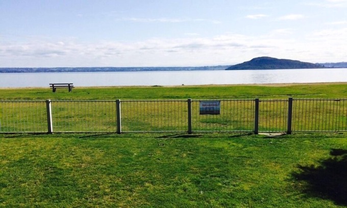 Hannahs Bay House | Beautiful Lakefront Location