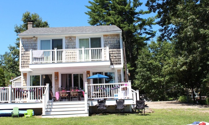 Kingston House | Beautiful Lakefront 3b/2b updated home within an hour from Boston