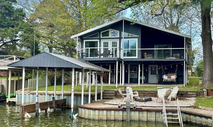 Tool House | Beautiful lakefront home in Tool!