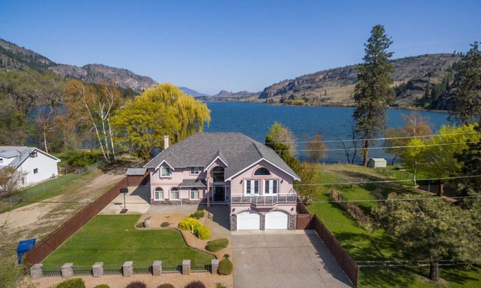 Okanagan-Similkameen House | Beautiful Lakefront Property! 8 Bedrooms and Breath taking view!