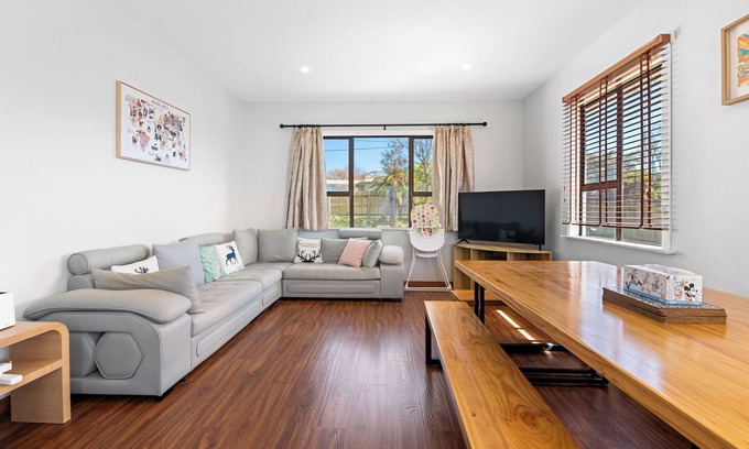 Kawaha Point House | Beautiful lakeview & 6 bedrooms & 3 bathrooms & Renovated & Close to Rotorua CBD