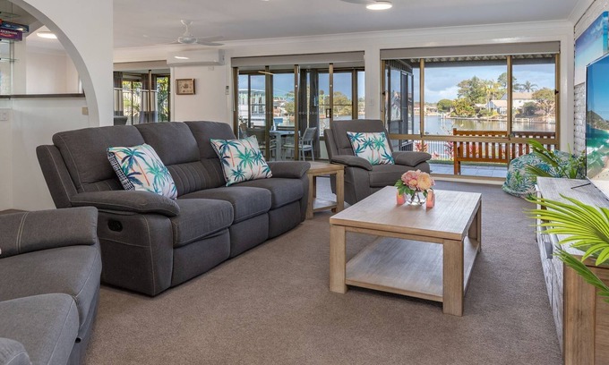 Forster House | Beautiful location in Forster Keys with your own private jetty and modern furnishings to relax.