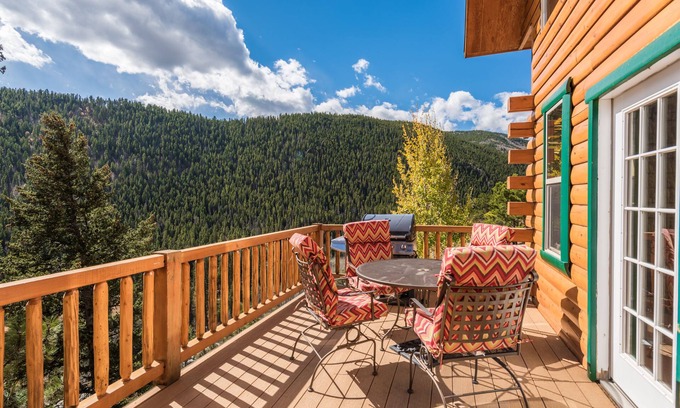 Idaho Springs House | Beautiful Log Cabin Nestled in the Mountains, Hot Tub Under the Stars
