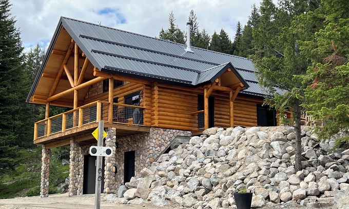 Okanagan-Similkameen Cabin | Beautiful log cabin located 2 minutes from Osprey Lake