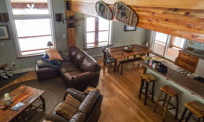 McCall Cabin | Beautiful Log Cabin. Close to McCall. Tranquil & Spacious.