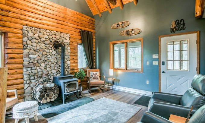 Bloomfield Cabin | Beautiful Log Cabin Tucked Away on 5 Acres