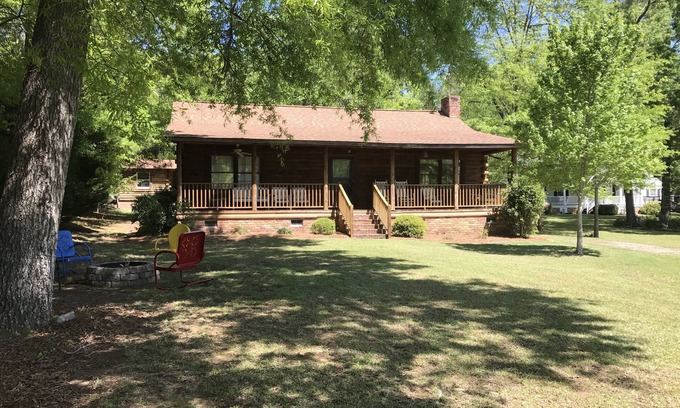 Leesville House | Beautiful Log Cabin with Private Dock and Boat Ramp
