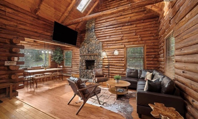 Baden House | Beautiful Log House in Cranberry