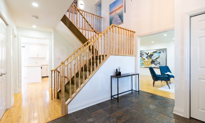 Innisfil House | Beautiful Luxurious home minutes to the Beach & Friday Harbour Resort