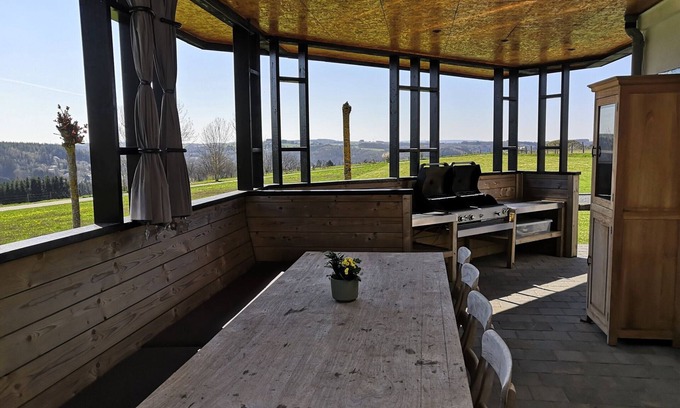 Nadrin House | Beautiful, Luxury Home with Sauna, Hot Tub, Private Bathrooms