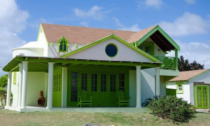 Diamond Valley Villa | Beautiful luxury two bedroom seaside cottage at The Crane