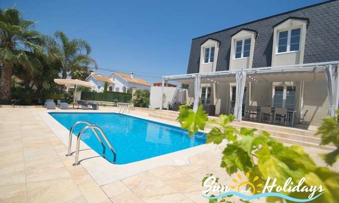 El Vendrell Villa | Beautiful luxury villa Oasis for 7 people with private pool