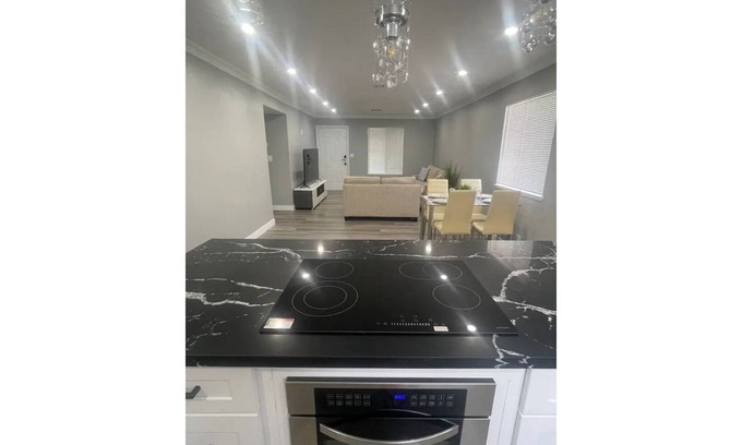 Chinatown Apartment | Beautiful Modern 2BR apartment 5 min from strip