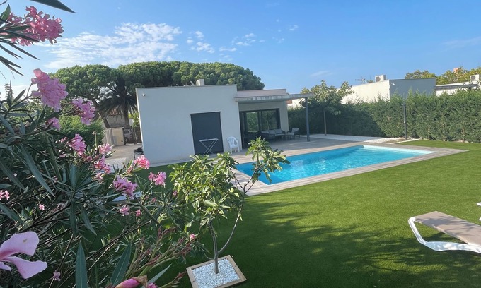 Mas Pinell Villa | Beautiful modern villa less than 5 minutes walk from the beach!