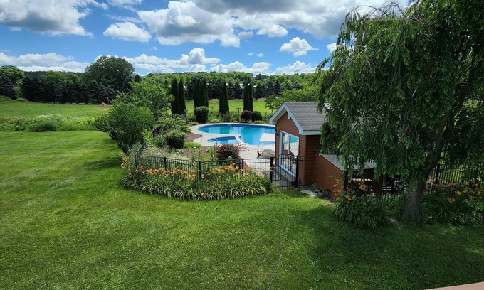 Clintondale Villa | Beautiful modern villa with pool suana hot tub.