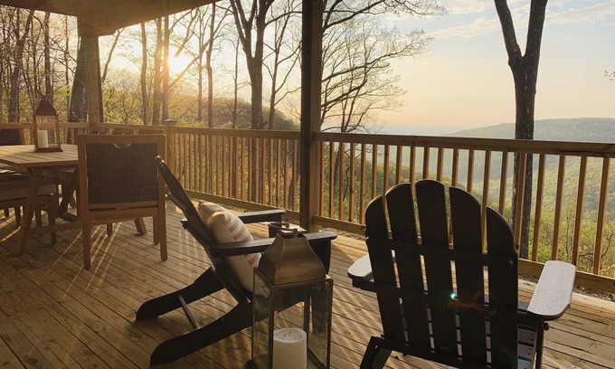 Monteagle House | Beautiful Monteagle Bluff Mountain Home Sleeps 12