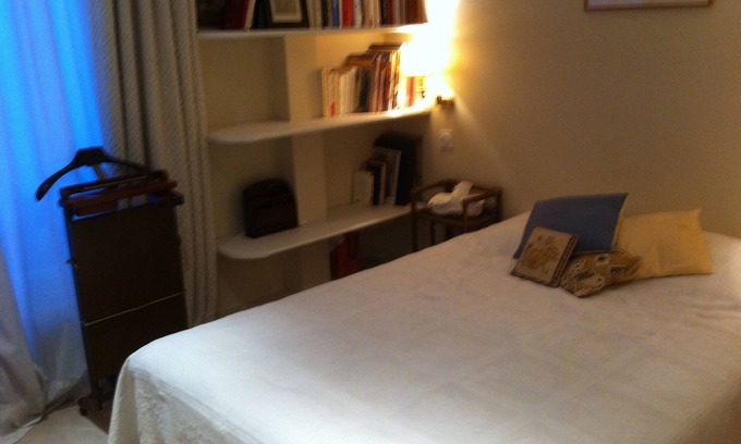 Montparnasse House | Beautiful Montparnasse-Raspail room in freestone building in Paris