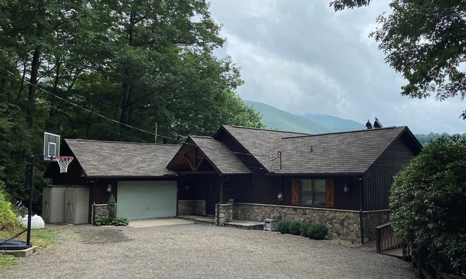 Burnsville House | Beautiful Mount Mitchell Home - Stunning views, decks & hot tub & endless hikes