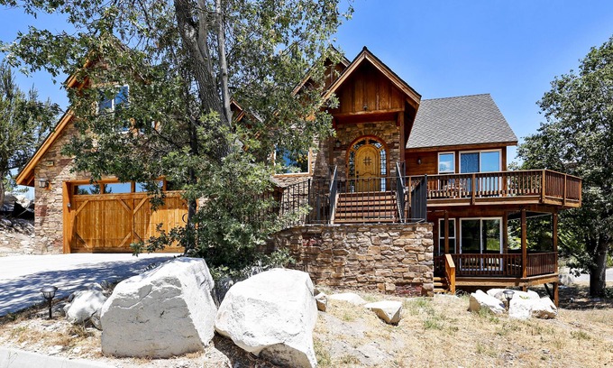 Castle Glen Estates House | Beautiful Mountain Retreat w/Hot Tub, Game Room, minutes away from Skiing/Lake