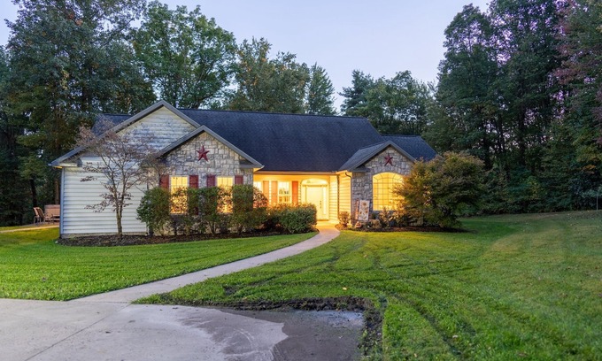 Howard House | Beautiful mountain getaway near Penn State University!