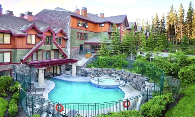 Three Sisters Mountain Village Resort | ⭐️Beautiful Mountain View’s/Heated Outdoor pool⭐️Hot tub⭐️, Luxury 1BR Condo