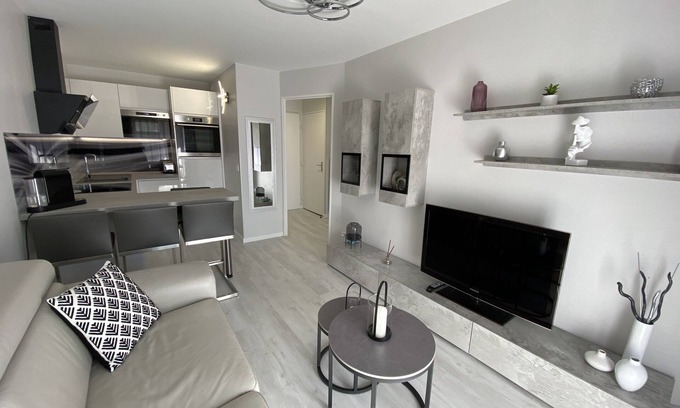 Cabourg Apartment | Beautiful new bright apartment facing south 100 m from the beach direct access