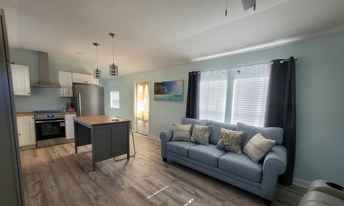 Freeport Cabin | Beautiful NEW Cottage! Firepit-Sleeps 4