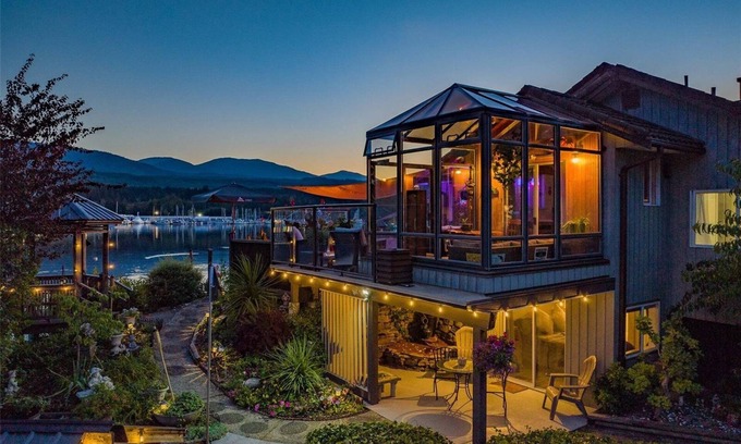 North Oyster House | Beautiful oceanside "suite" with hot tub and beach cabin