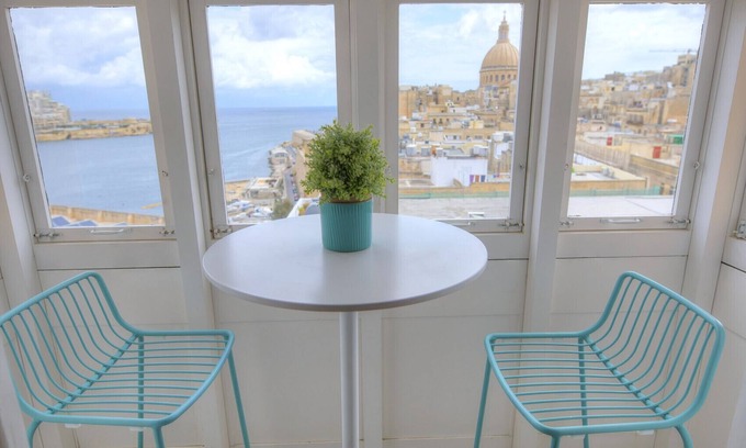 Valletta Apartment | Beautiful one bedroom seafront apartment VPAL1-1