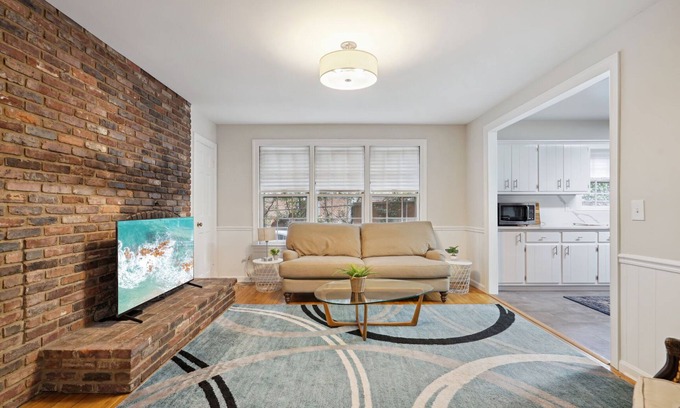The Palisades House | Beautiful Palisades 5BR Home, Fabulous Location