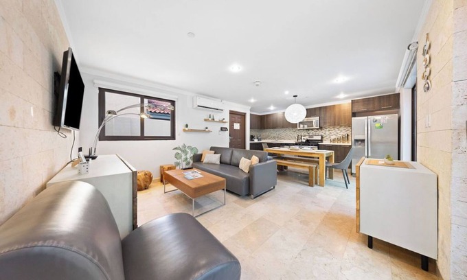 Washington Condo | Beautiful Palm Beach Haven ~ Pool ~ GYM ~ Rooftop!