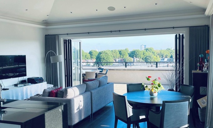 Sands End Apartment | Beautiful Penthouse w/River Views , wrap around balcony and Free Parking !