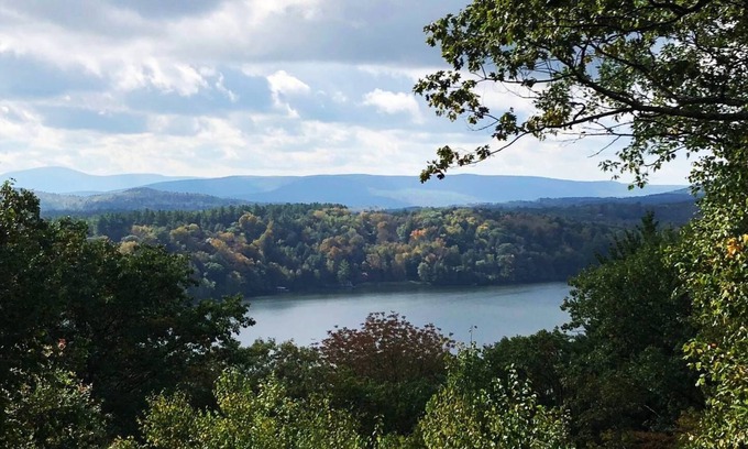 Monterey Ski Chalet | Beautiful, Private Berkshires Retreat w Magic View, 5min to Lake Garfield Beach