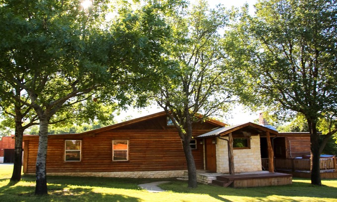 Justin House | Beautiful Ranch Near DFW & Texas Motor Speedway, Perfect for Large Groups
