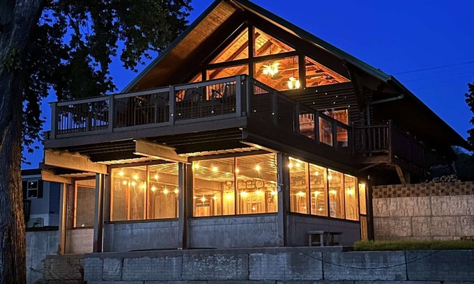 Prairie Du Chien Cabin | Beautiful riverfront log cabin home in Prairie du Chien