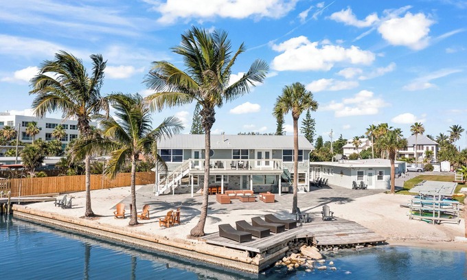Orlando Beach House | Beautiful Riverfront Resort W/Steps from Private Beach Access & Perfect Setting for Events
