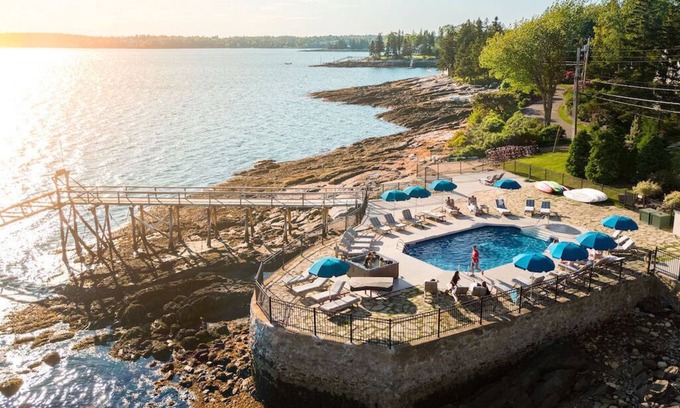 Boothbay Harbor Cabin | Beautiful Rm | Porch+HotTub+Pool | No Hidden Fees