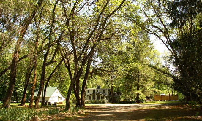 Grants Pass House | Beautiful Rustic Cabin and Bunkhouse on the Rogue River