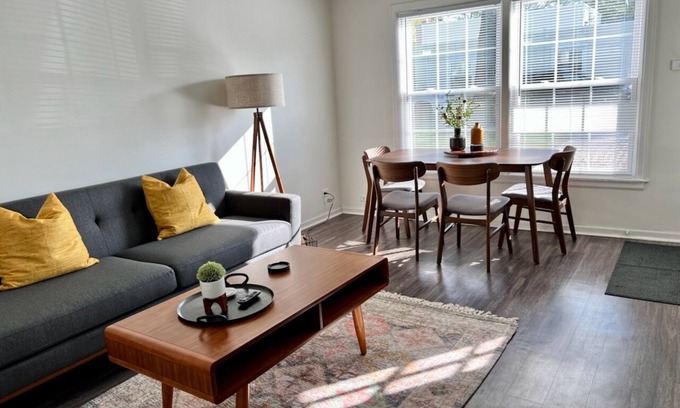 Lake Bluff Apartment | Beautiful self contained apartment downtown Lake Bluff
